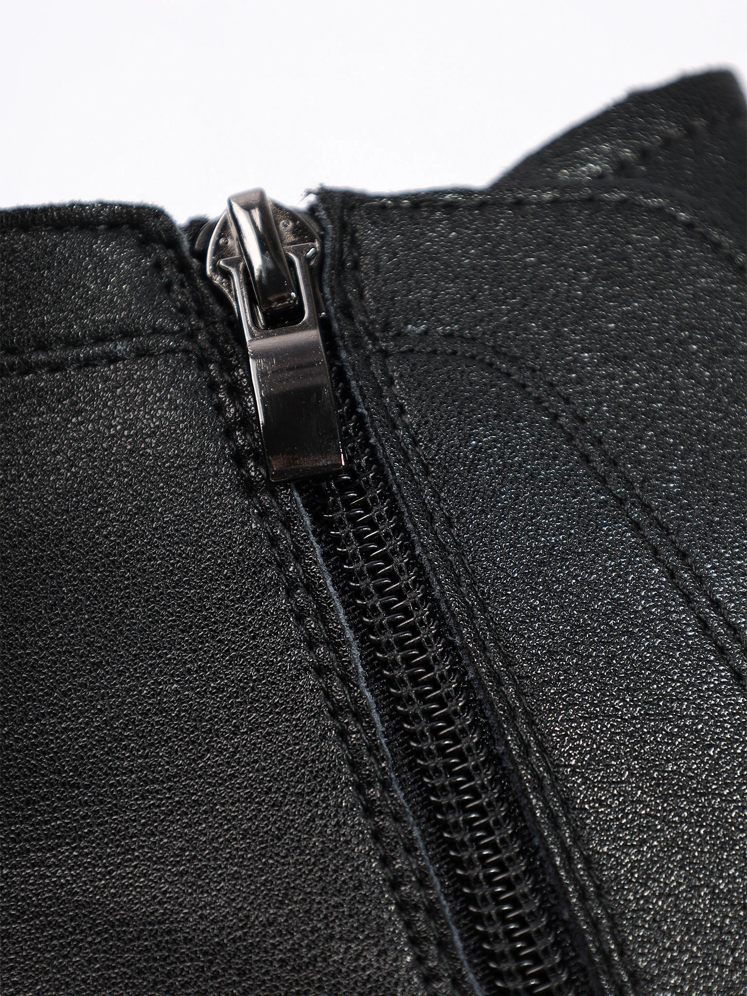 Ботинки черного цвета с эластичной вставкой спереди